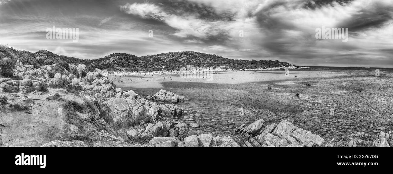 Vista panoramica sull'iconica Spiaggia del Principe, una delle più belle spiagge della Costa Smeralda, Sardegna, Italia Foto Stock