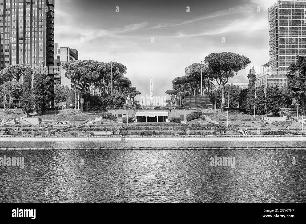 Vista panoramica sul lago artificiale EUR, quartiere moderno nel sud di Roma, Italia Foto Stock