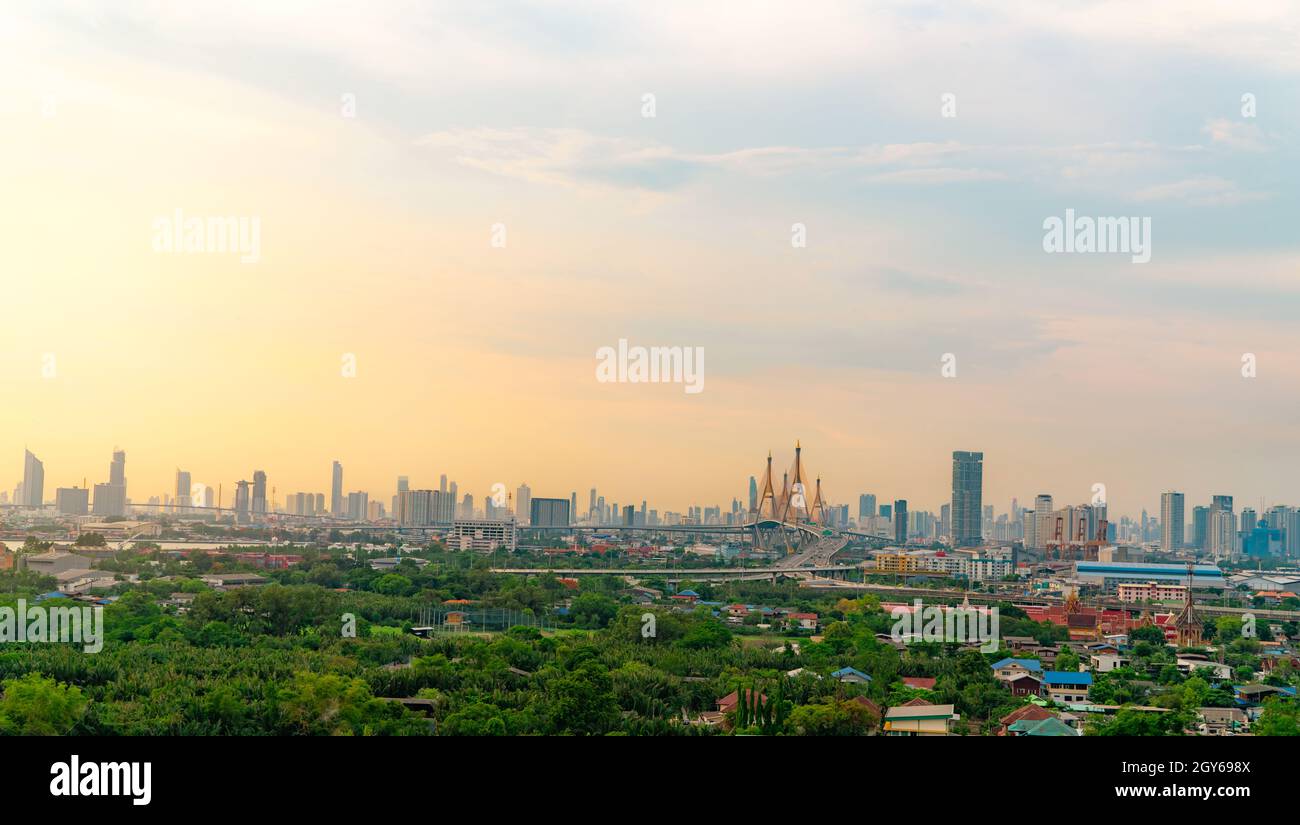 Paesaggio urbano di un edificio moderno con autostrada e comunità a Bangkok. Guida in auto su un ponte sopraelevato. Edificio con grattacieli. Alberi verdi in città. Ossigeno f Foto Stock