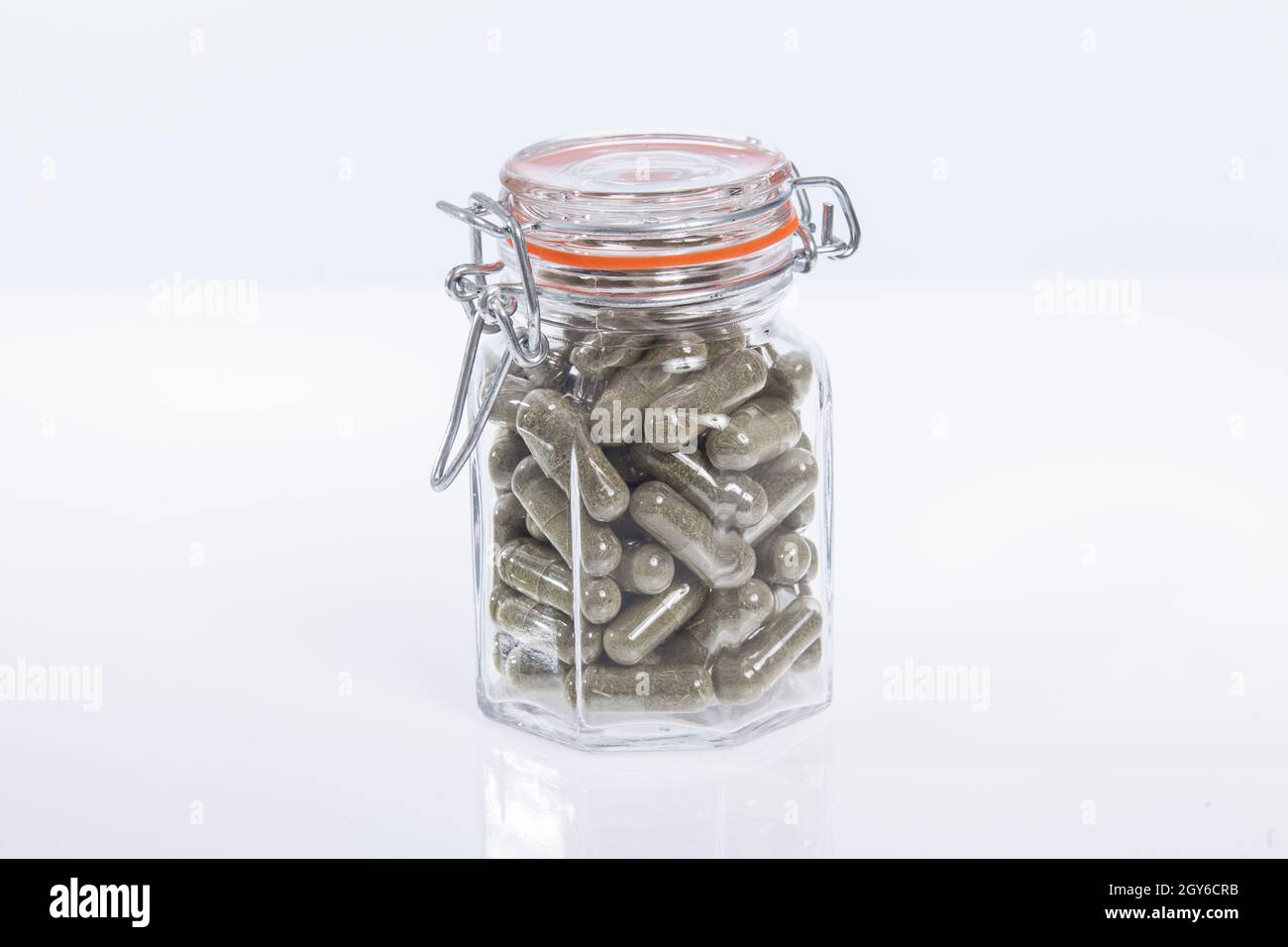 Capsule con polvere moringa - Moringa oleifera Foto Stock