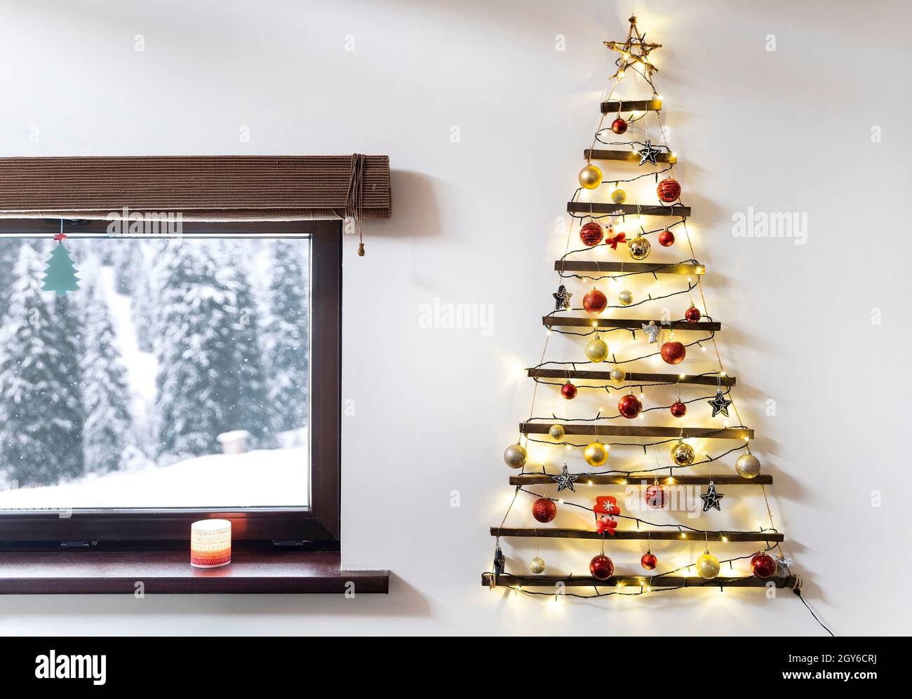 Arazzo Invernale Con Finestra E Albero Di Natale: Tessuto Rustico Per Parete, 152x102 Cm, Bosco Notturno