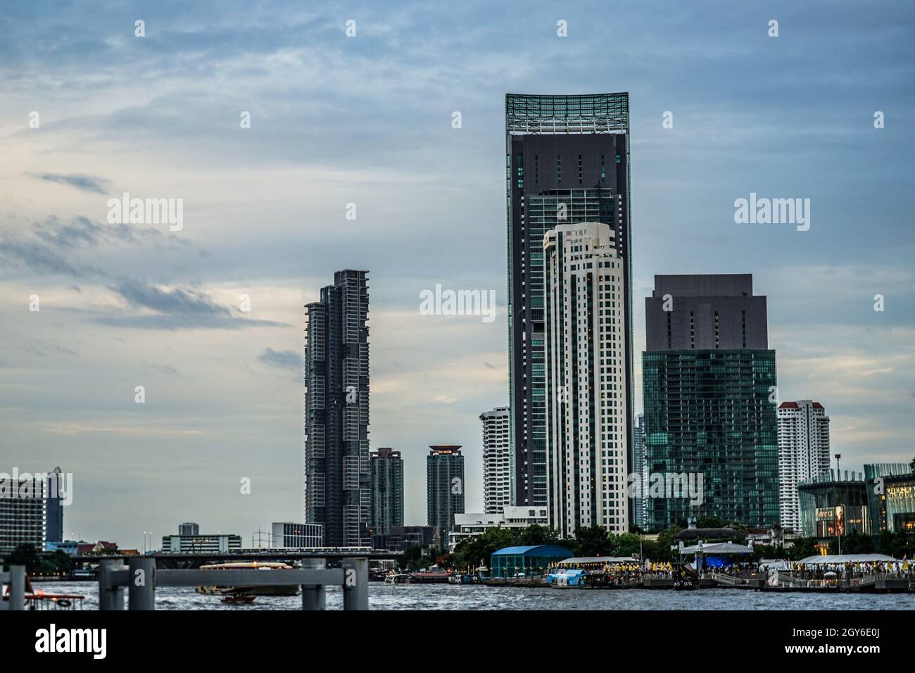 Thailandia Bangkok skyline e cielo nuvoloso. Luogo di tiro: Bangkok, Thailandia Foto Stock