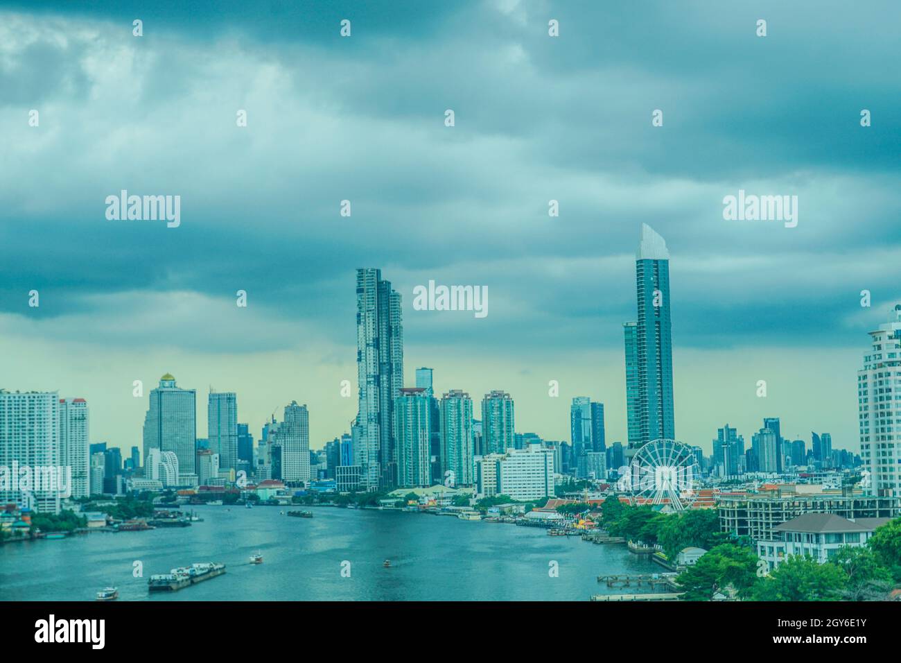 Thailandia Bangkok skyline e il fiume Chao Phraya. Luogo di tiro: Bangkok, Thailandia Foto Stock