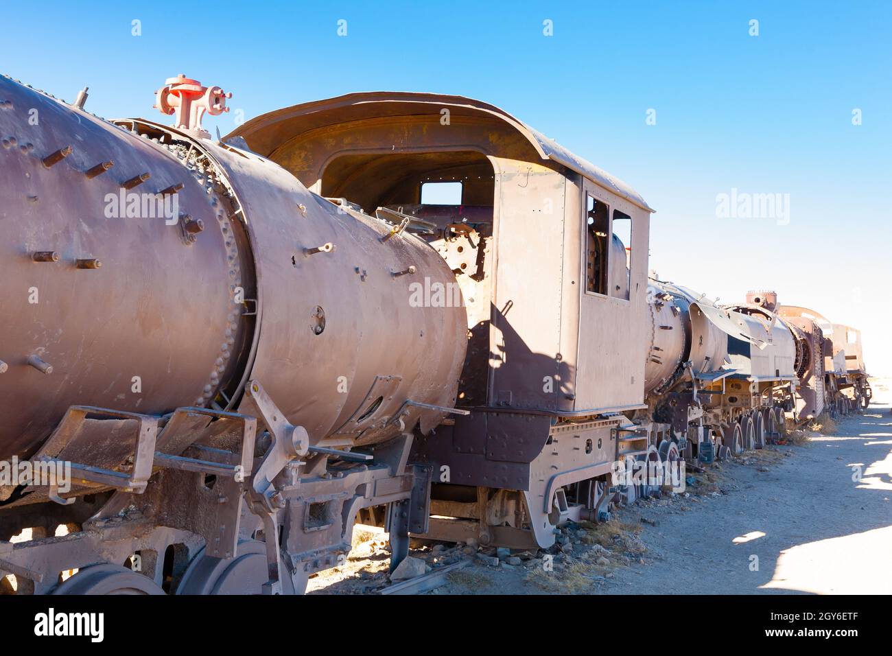 Cimitero di treni vista da Uyuni, Bolivia. Punto di riferimento boliviano. Locomotive abbandonate Foto Stock