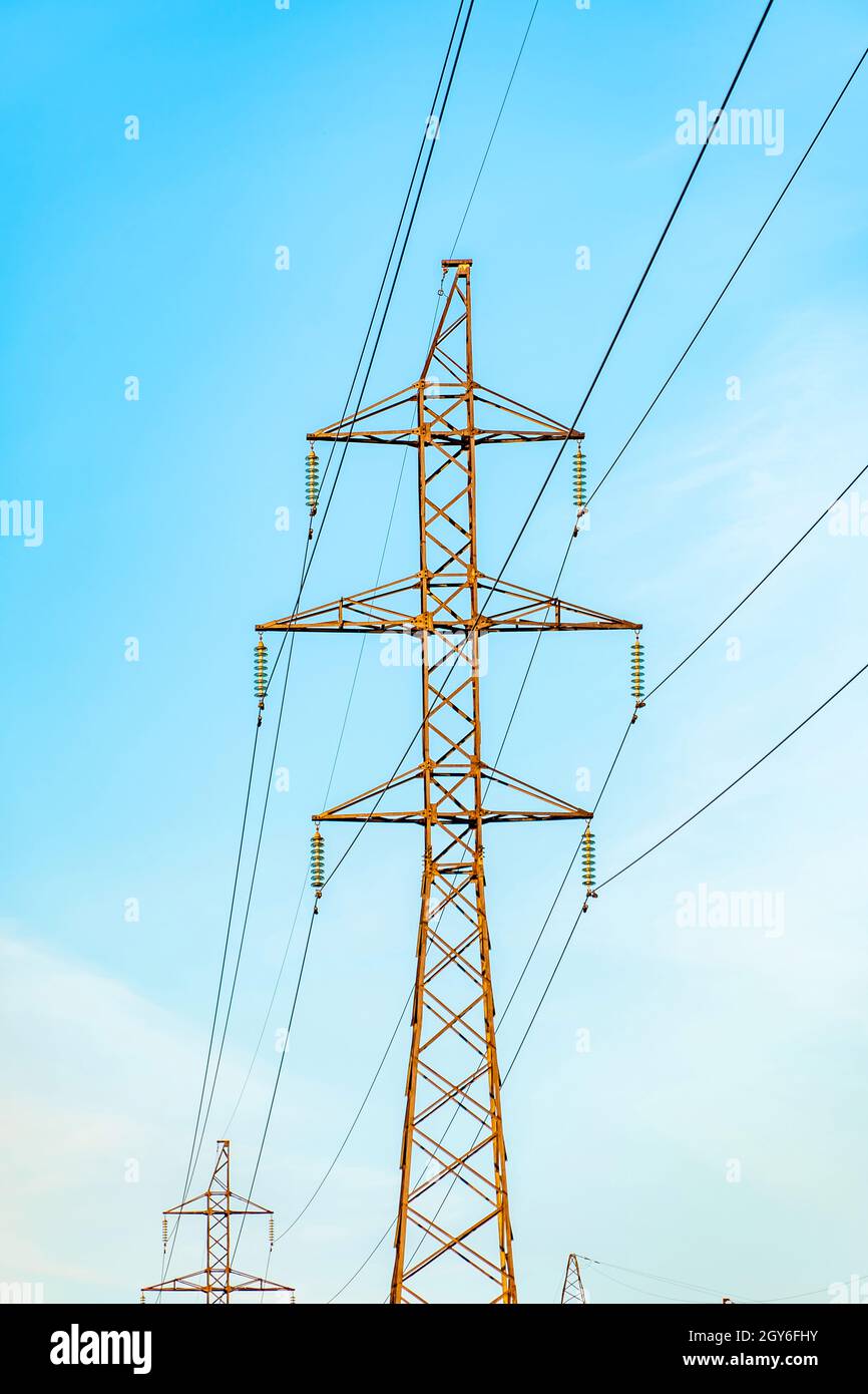 Produzione di combustibile ed elettricità.reti elettriche con fili e trasformatori al tramonto.linee di trasmissione di potenza e dalla centrale elettrica.potenza l Foto Stock