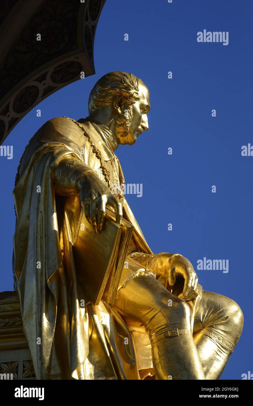 Londra, Inghilterra, Regno Unito. Albert Memorial (1872: George Gilbert Scott) a Kensington Gardens. Statua dorata del principe Alberto che tiene il catalogo del G. Foto Stock