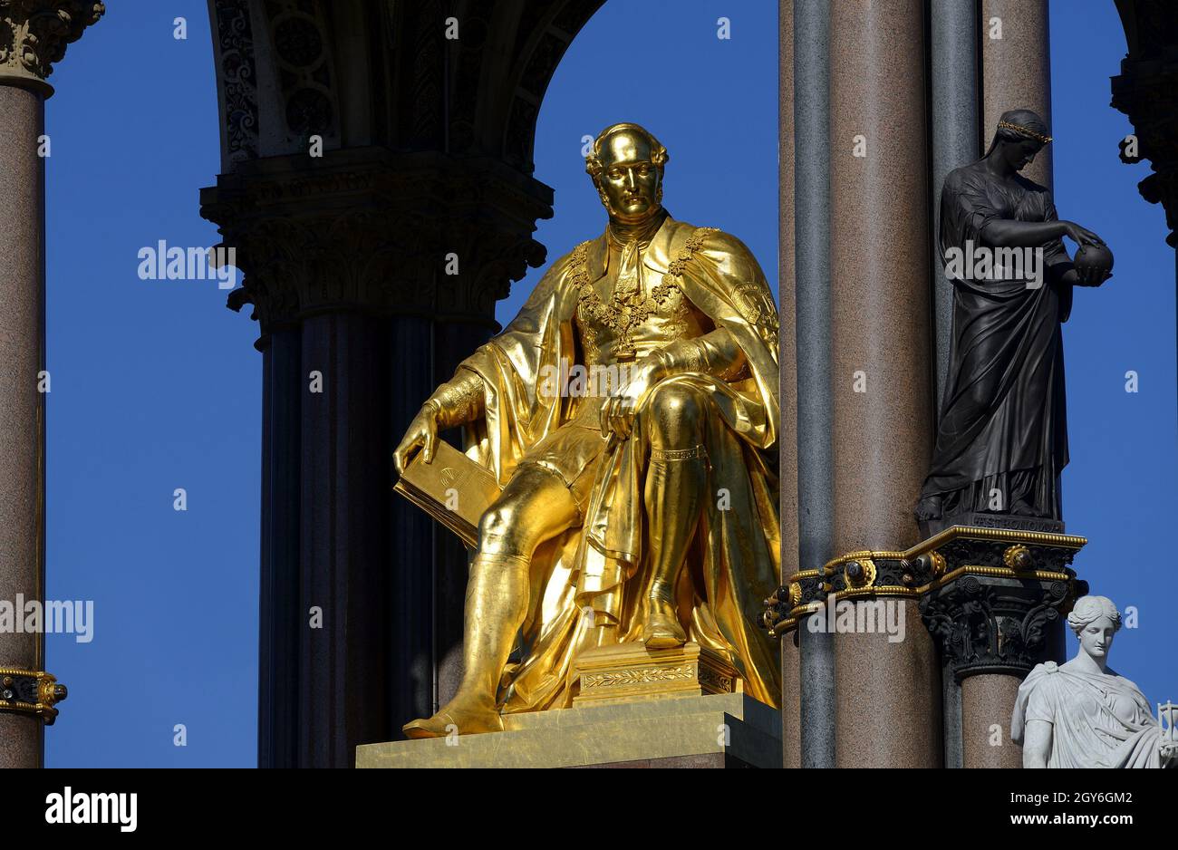 Londra, Inghilterra, Regno Unito. Albert Memorial (1872: George Gilbert Scott) a Kensington Gardens. Statua dorata del principe Alberto che tiene il catalogo del G. Foto Stock