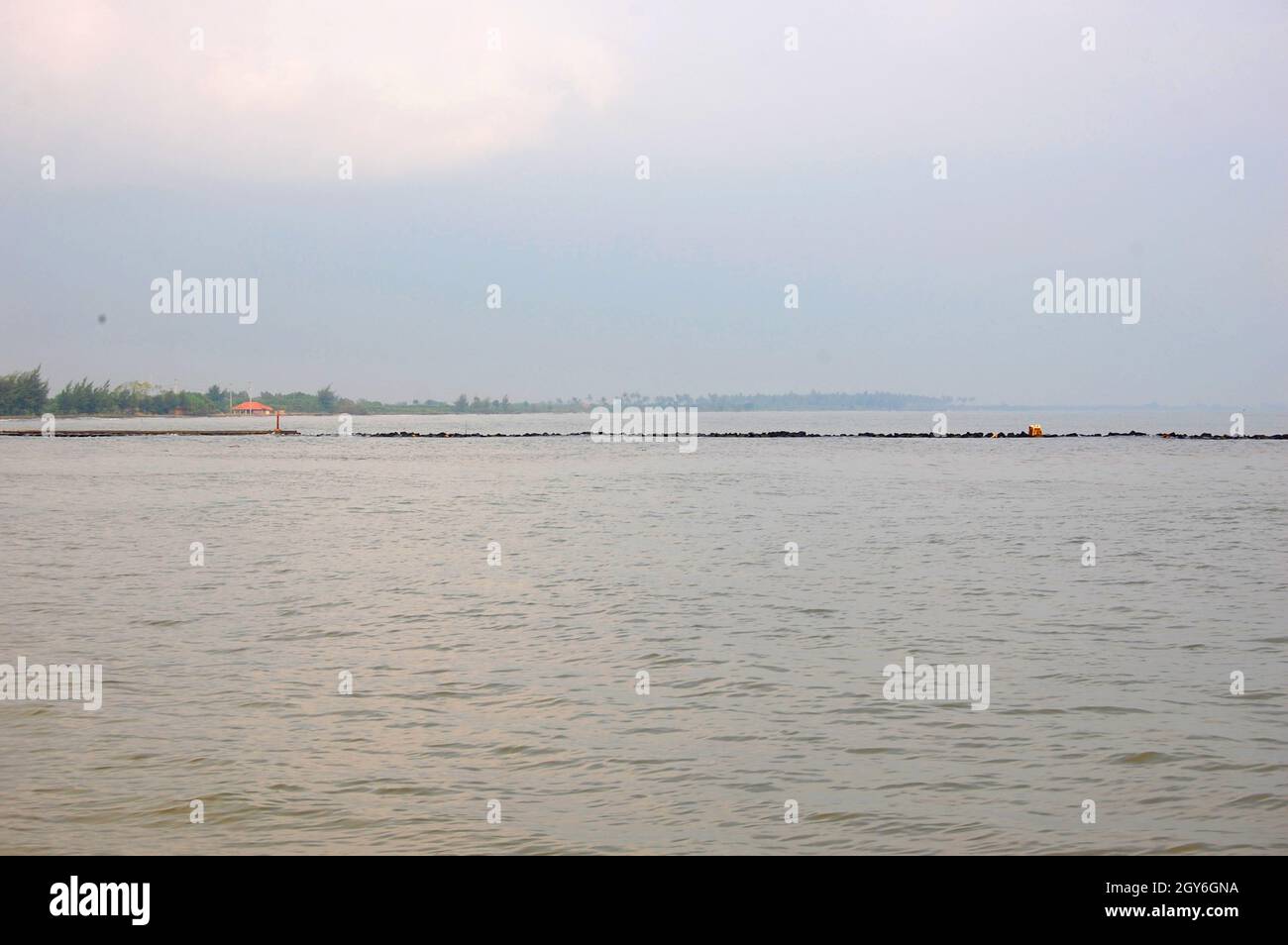 La vista di un oceano calmo in Giava Centrale, Indonesia Foto Stock