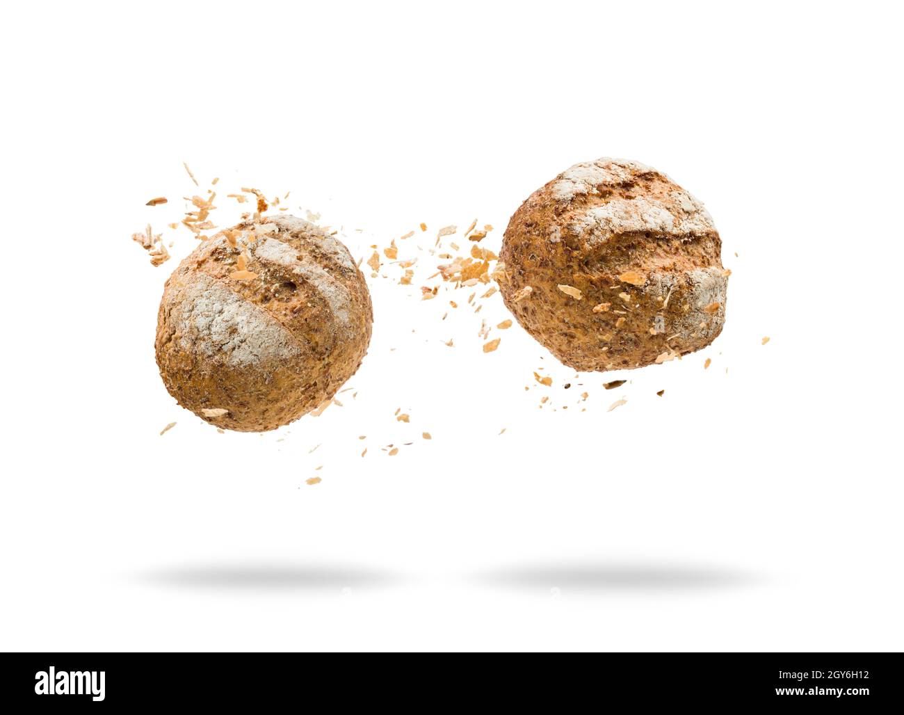 Il pane salta con briciole su sfondo bianco Foto Stock