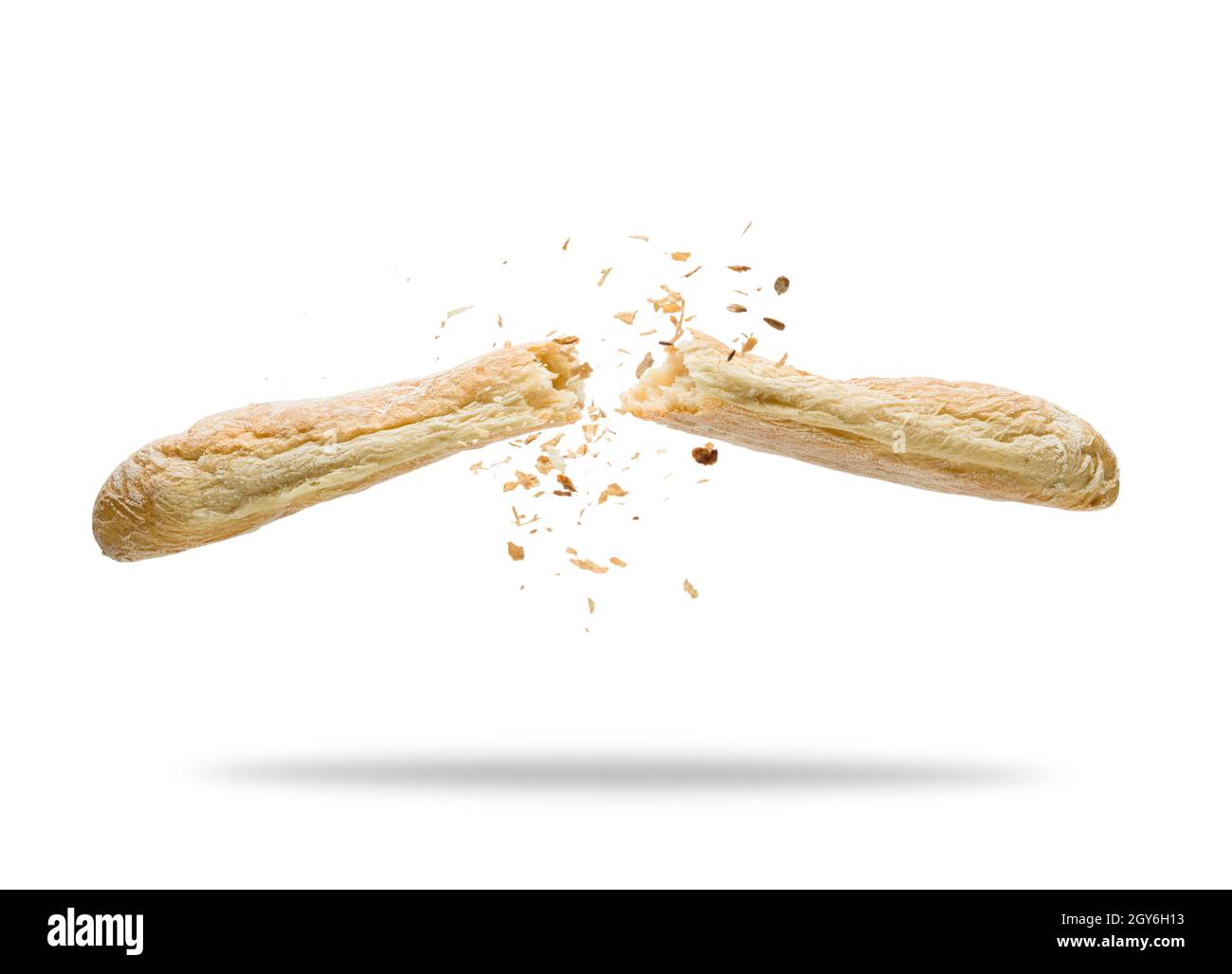 Il pane salta con briciole su sfondo bianco Foto Stock