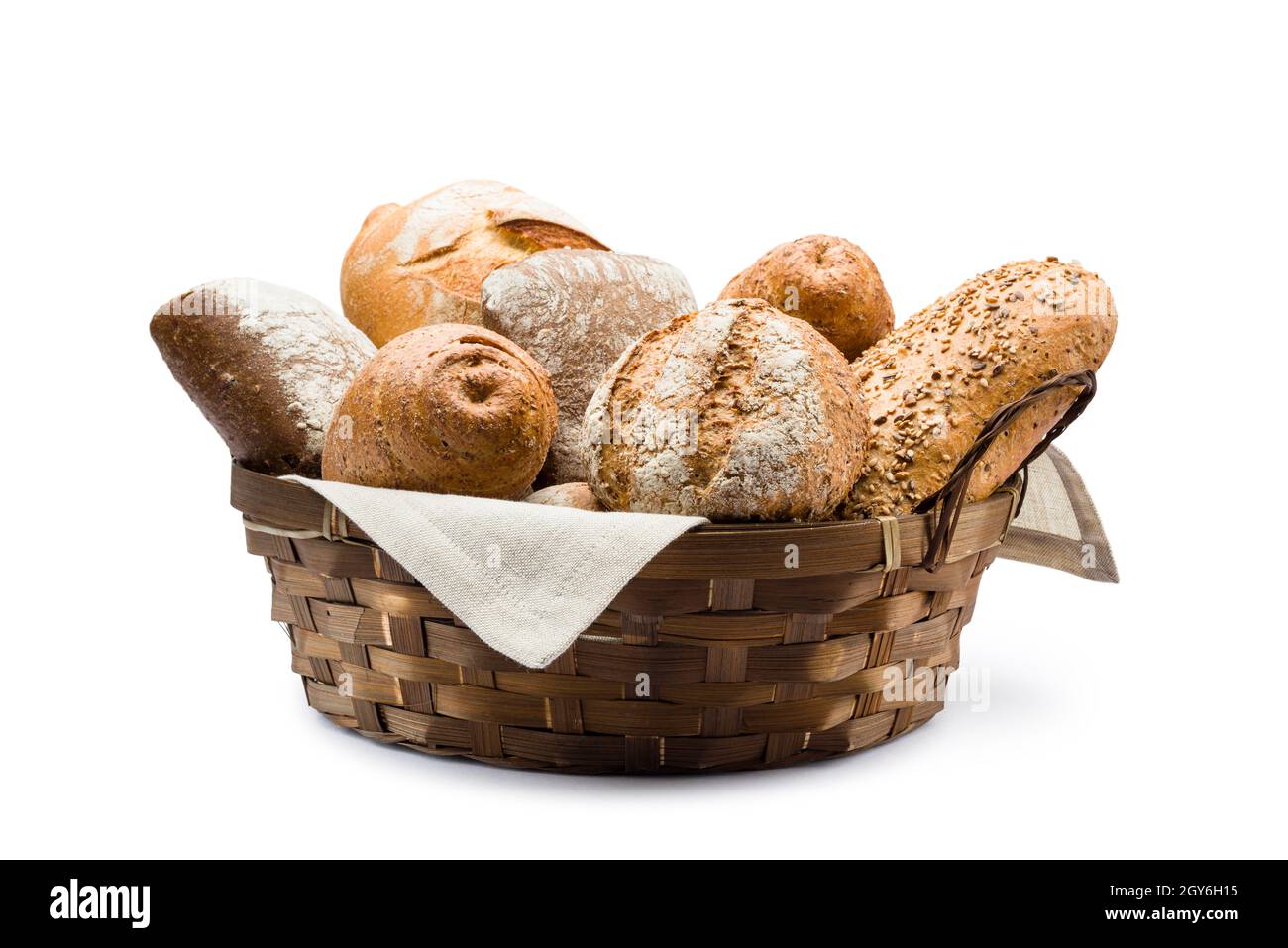assortimento di pane al forno in cestino di paglia su sfondo bianco Foto Stock