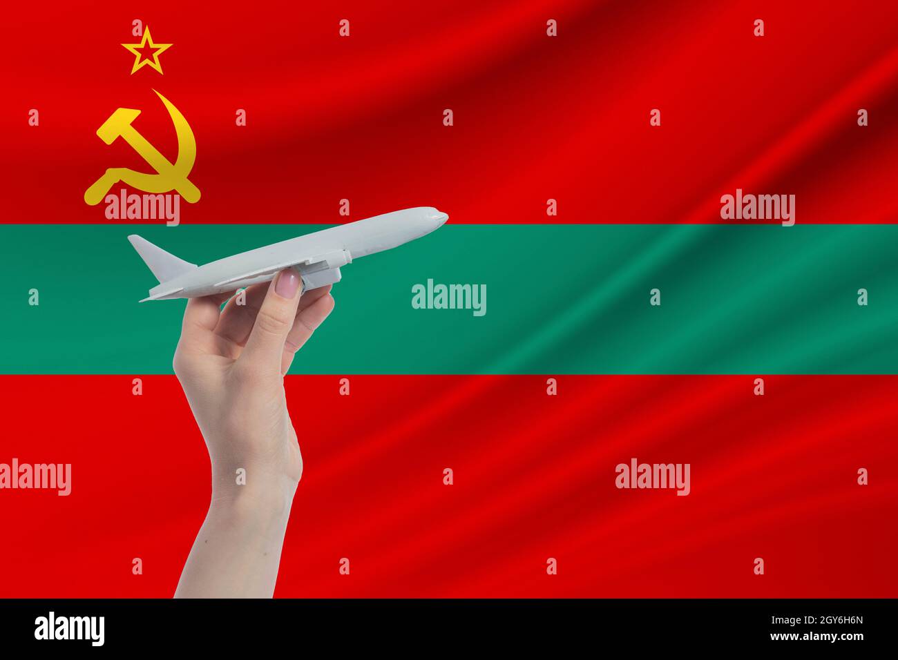 Aereo in mano con bandiera nazionale di Transnistria. Viaggiare a Transnistria. Foto Stock