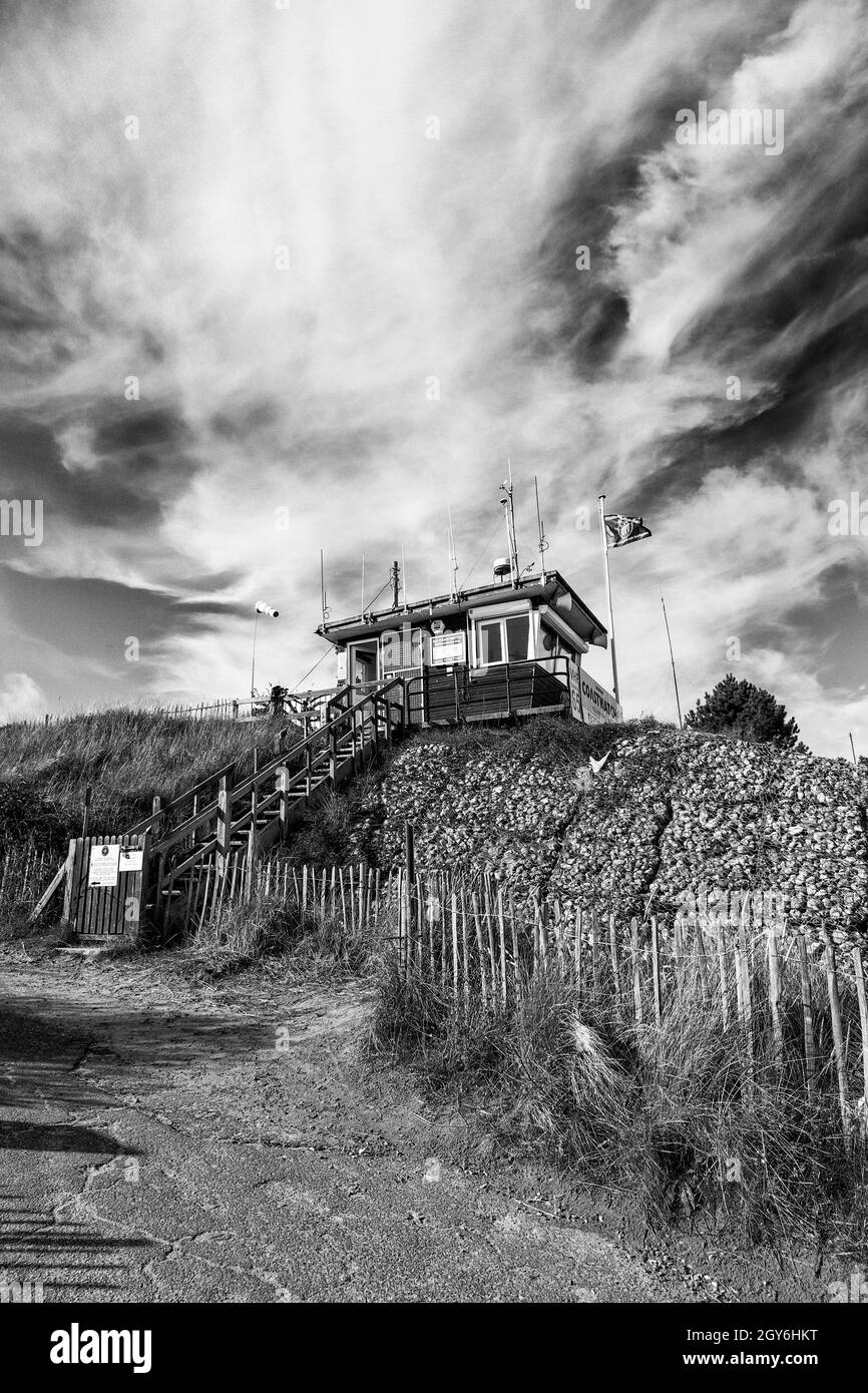 Presidiato 365 giorni all'anno da Volontarii il Lookout del Coastwatch di NCI a Wells-Next-the-Sea su una mattinata luminosa e soleggiata di ottobre in bianco e nero Foto Stock