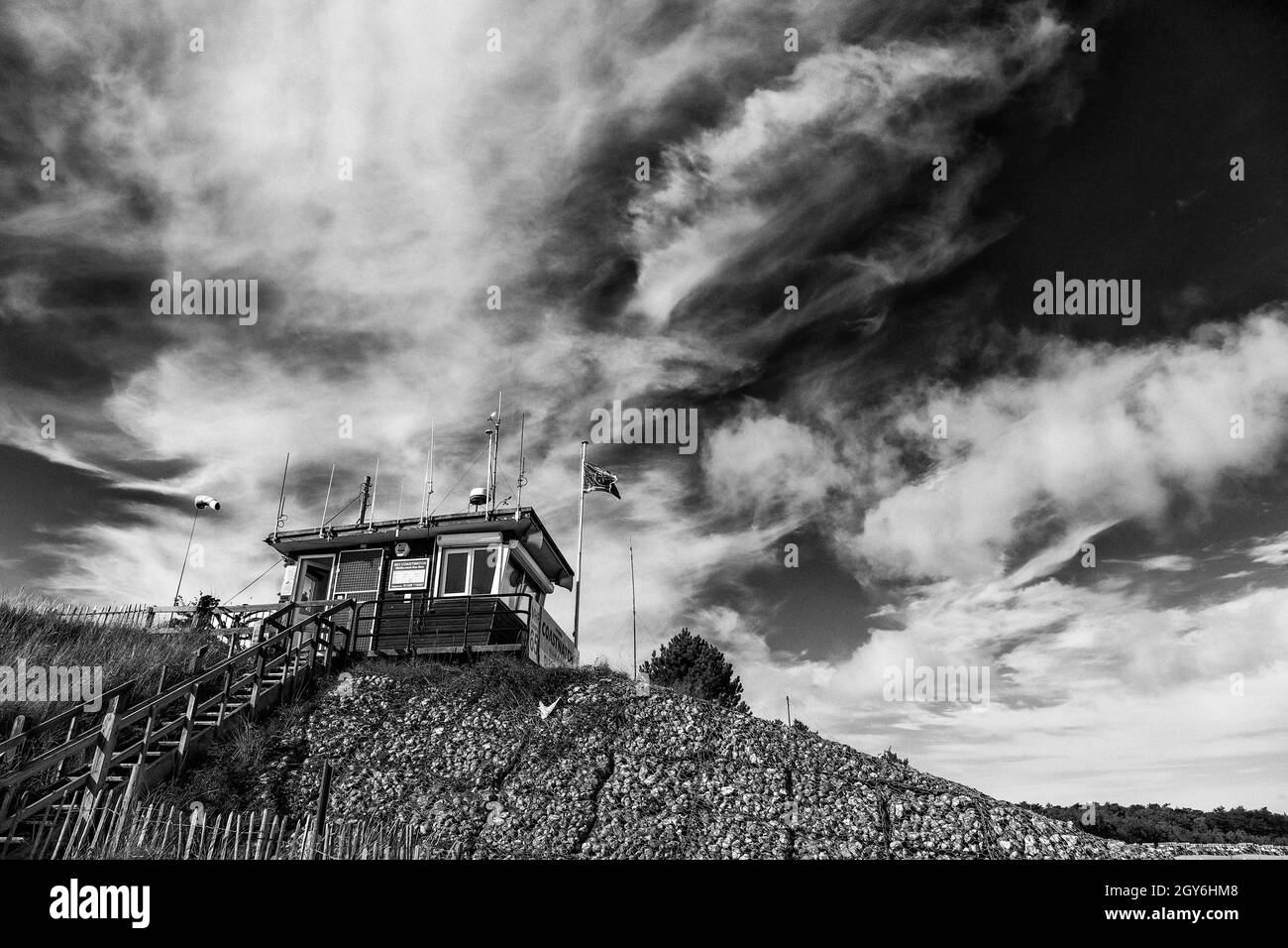 Presidiato 365 giorni all'anno da Volontarii il Lookout del Coastwatch di NCI a Wells-Next-the-Sea su una mattinata luminosa e soleggiata di ottobre in bianco e nero Foto Stock