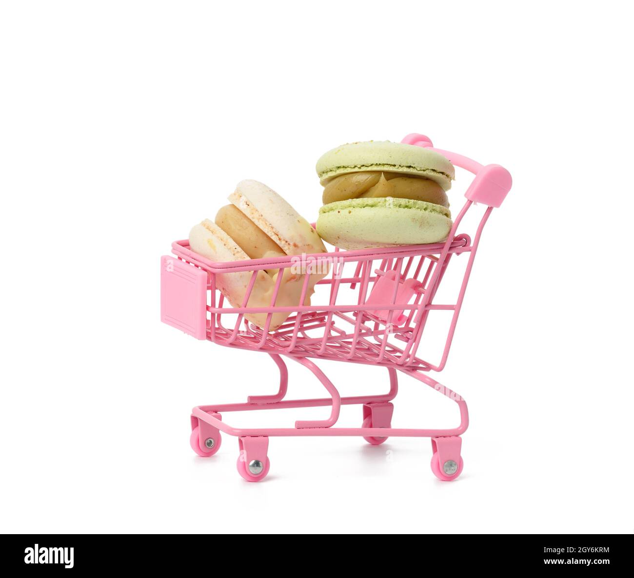 macaroni al forno su trolley in metallo rosa isolato su sfondo bianco Foto Stock