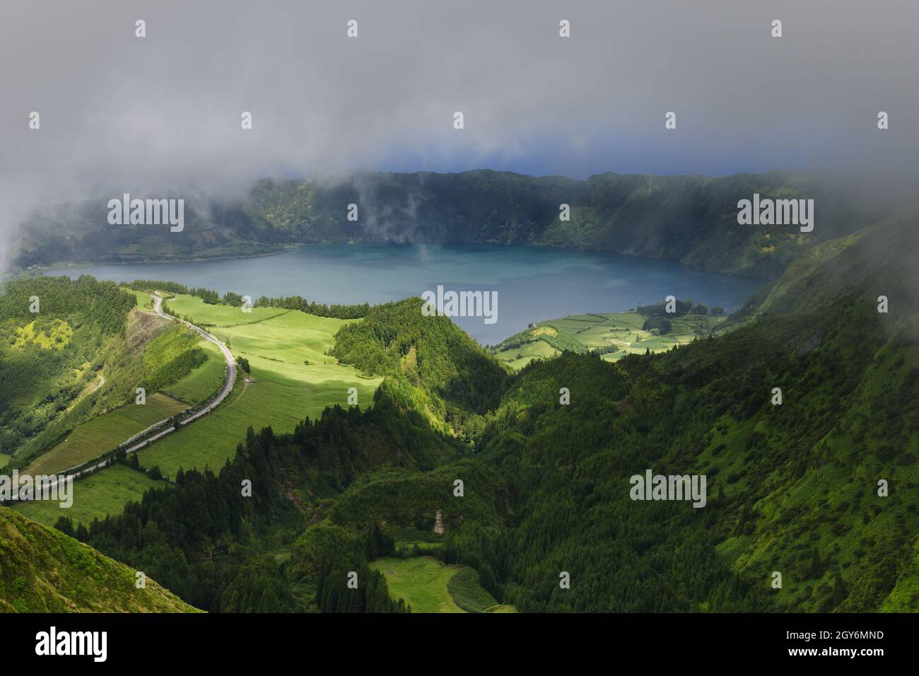 Vista delle lagune dal Miradouro da Boca do Inferno, isola di Sao Miguel, Azzorre Foto Stock