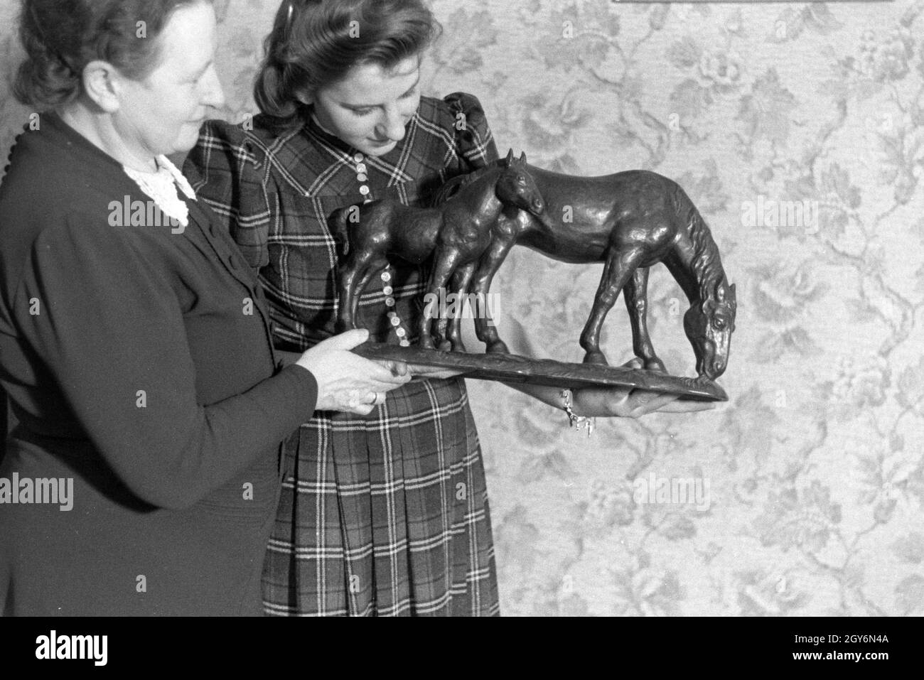 Die Weltmeisterin Anni Kapell bei ihrer Familie, Deutsches Reich 1941. Campione del Mondo Anni Kapell presso la sua famiglia, Germania 1941 Foto Stock