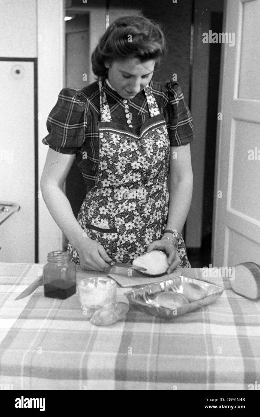 Die Weltmeisterin Anni Kapell bei der Hausarbeit; Deutsches Reich 1941. Campione del Mondo Anni Kapell facendo il lavoro domestico, Germania 1941 Foto Stock