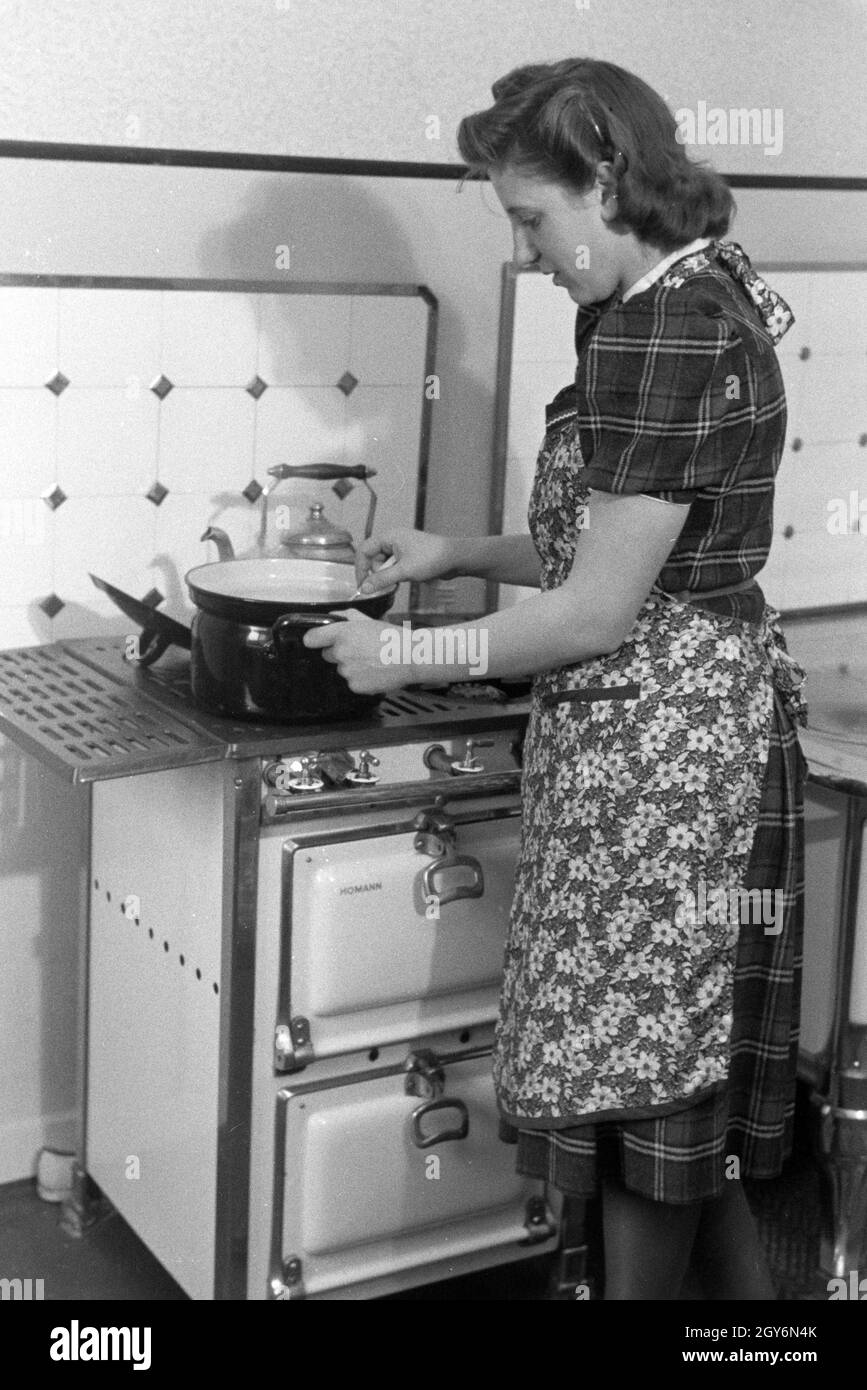 Die Weltmeisterin Anni Kapell beim Kochen, Deutsches Reich 1941. Campione del Mondo Anni Kapell preparare un pasto, Germania 1941 Foto Stock