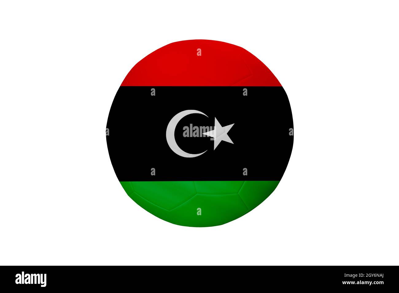 Calcio nei colori della bandiera libica isolato su sfondo bianco. In un'immagine concettuale di campionato a sostegno della Libia. Foto Stock