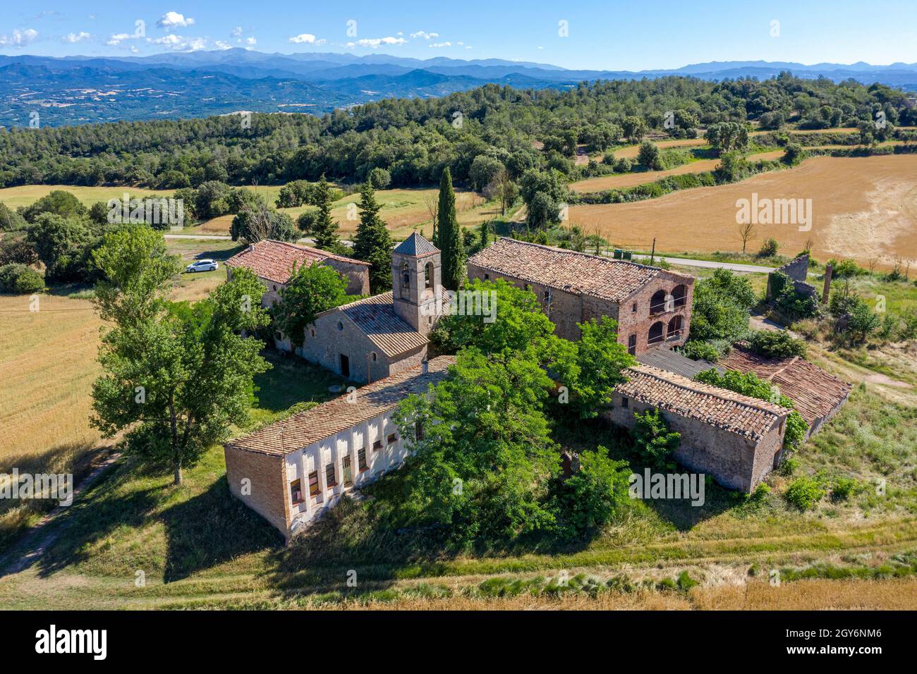 la chiesa di Sant Pau de Pinos è di origine romanica, anche se ha subito modifiche nel tempo. Ha un'abside semicircolare e un atrio, e. Foto Stock