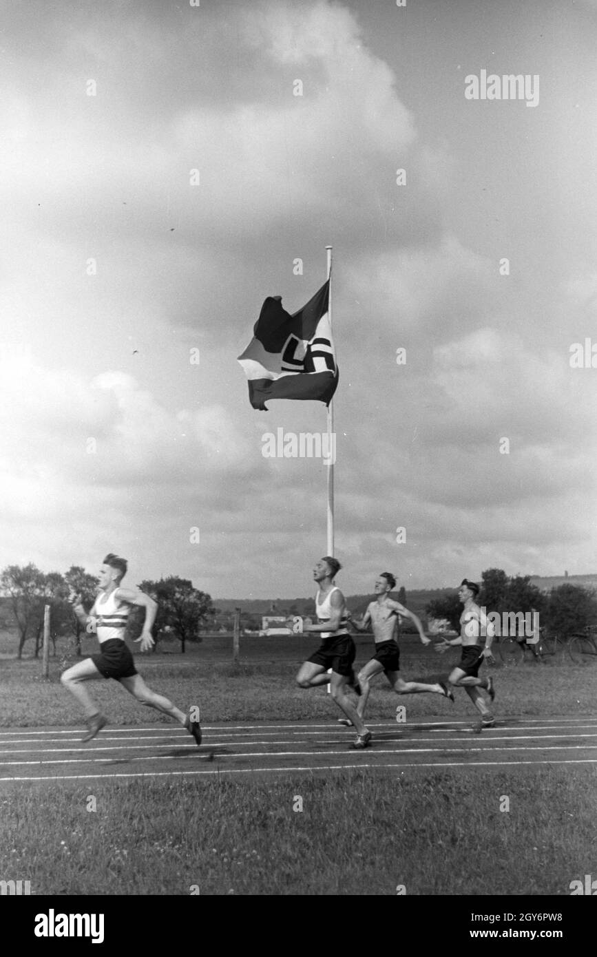 Sportler der Napola Naumburg bei einem Wettkampf, Deutsches Reich 1941. Gli atleti della NaPolA Naumburg a un concorso, Germania 1941. Foto Stock