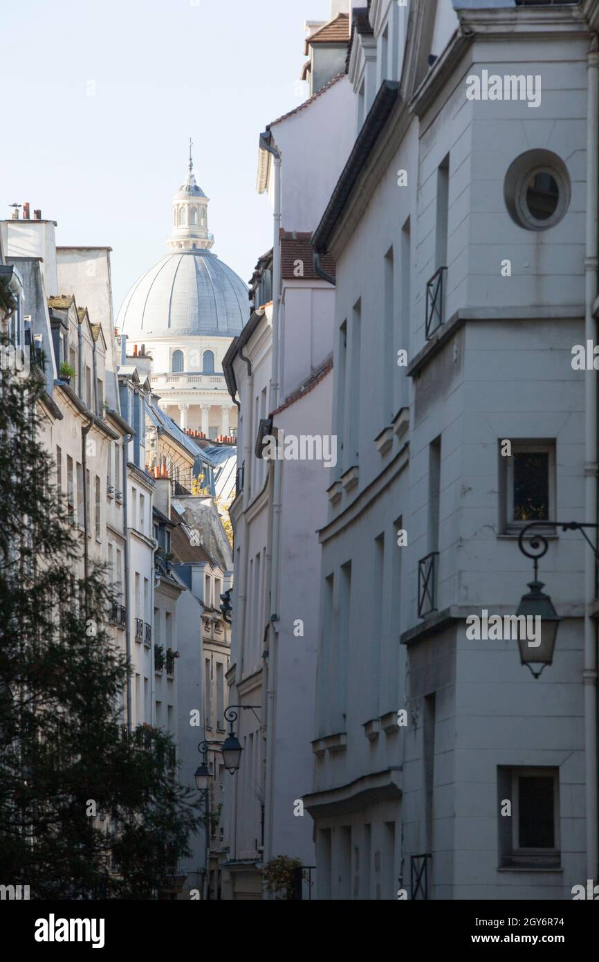 Parigi, Francia, 4 ottobre 2021: La cupola del Pantheon è vista contro un cielo blu in una mattinata d'autunno soleggiato da Quai de la Tournelle lungo il narro Foto Stock