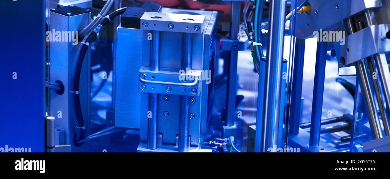 Macchina per fustellatura rotativa con sistema di lame fenditrici. Foto Stock