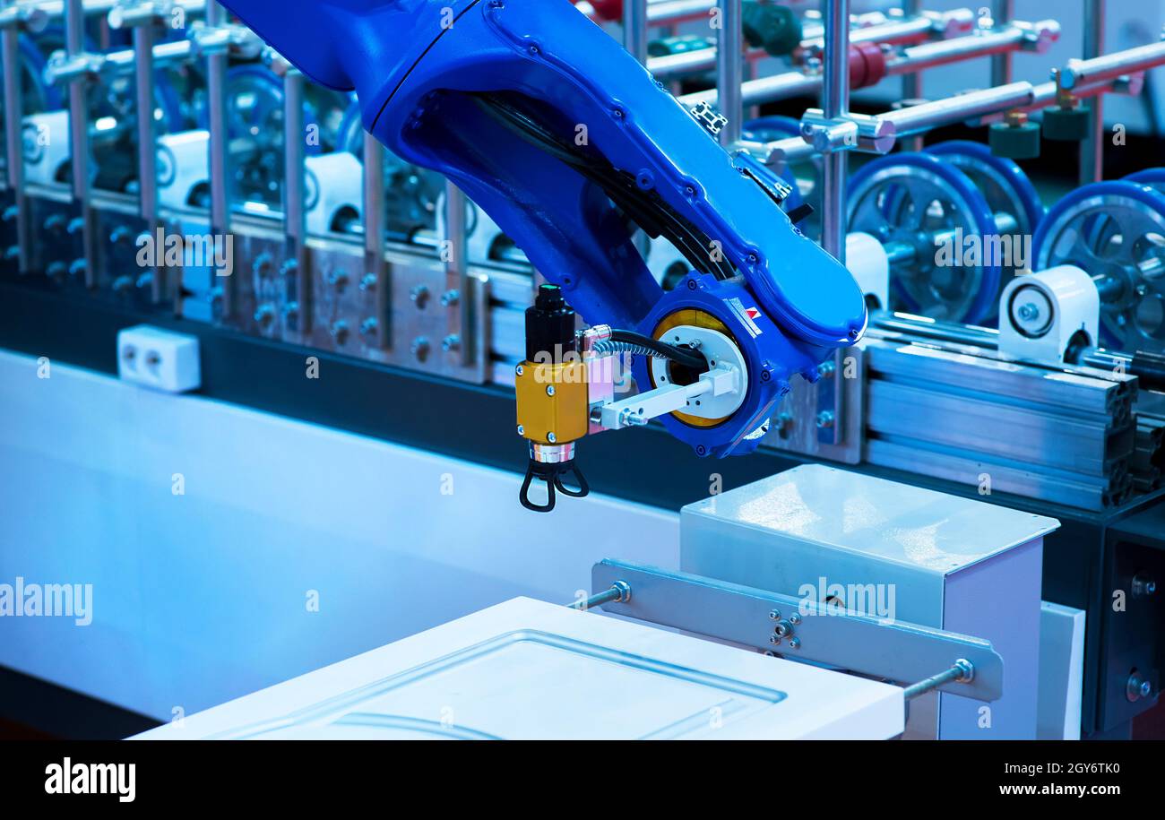 Realtà aumentata per concetto di settore. Macchina cnc robotica e applicazione di controllo del sistema di automazione su braccio robot automatizzato in bac di produzione intelligente Foto Stock