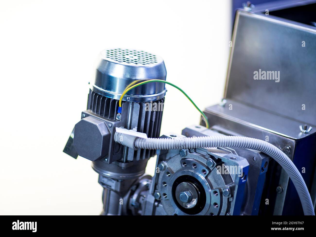 Motore elettrico. Alimentatore della vite di trasmissione isolato sullo schermo bianco Foto Stock