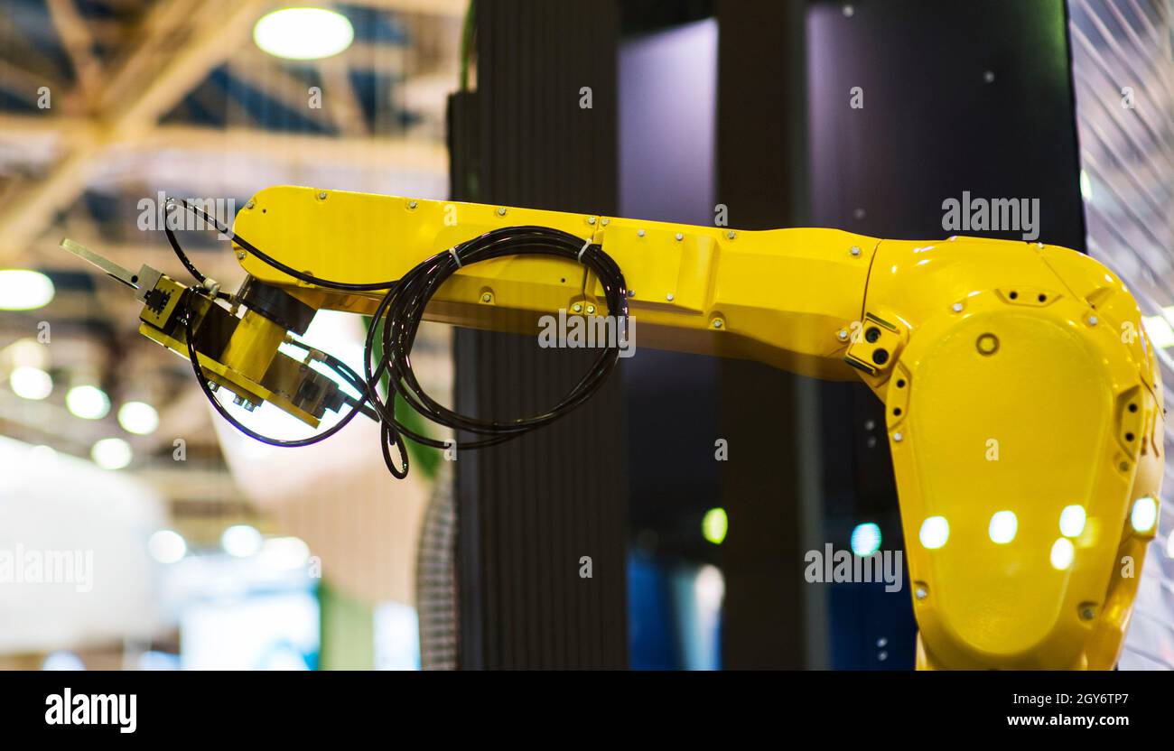 Realtà aumentata per il concetto di settore. Applicazione di controllo del sistema di automazione e robotica per automatizzare il braccio del robot in background di produzione intelligente Foto Stock