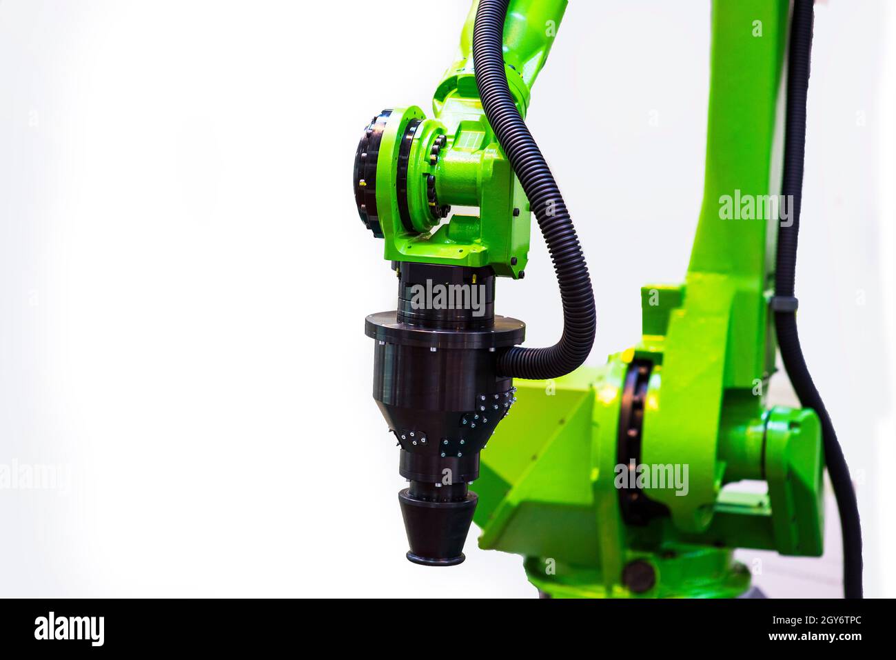 Realtà aumentata per il concetto di settore. Applicazione di controllo del sistema di automazione e robotica su braccio robot automatico su sfondo bianco. Foto Stock