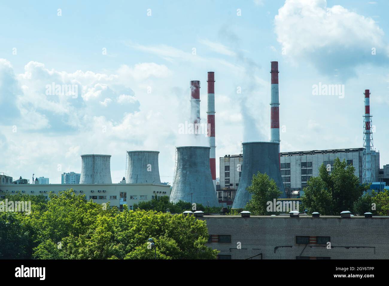 Fabbrica chimica con stack di fumo. Emissione di fumo dai tubi di fabbrica. Problemi di ecologia e protezione ambientale, inquinamento atmosferico. Foto Stock