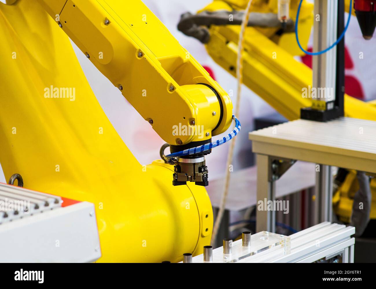 Realtà aumentata per il concetto di settore. Applicazione di controllo del sistema di automazione e robotica per automatizzare il braccio del robot in background di produzione intelligente Foto Stock