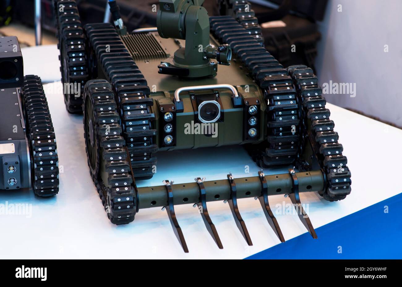 Combatti il robot di sminamento con caterpilar. Concetto militare intelligente. Foto Stock