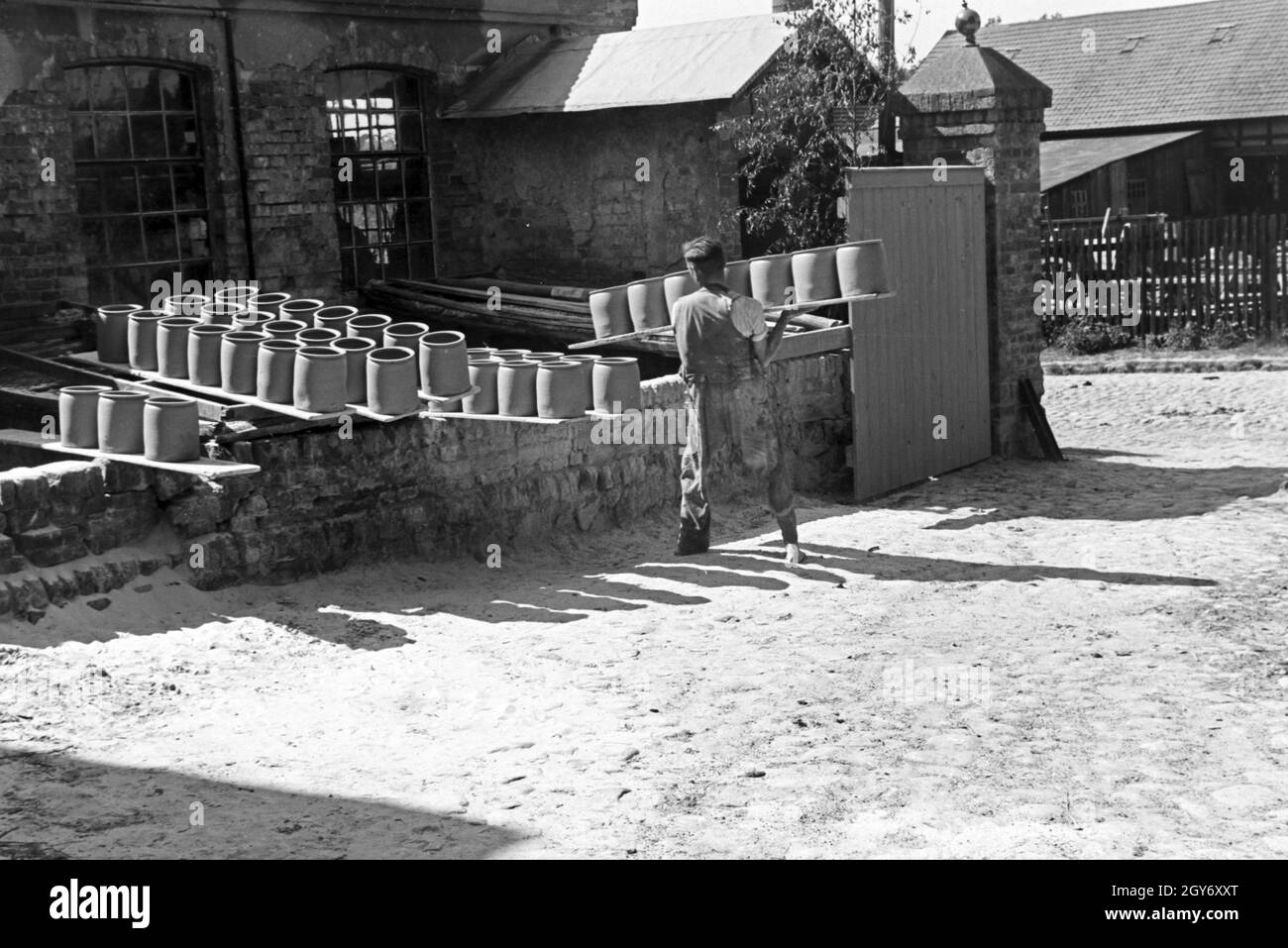 Zu brennende Tontöpfe auf dem Hof einer Töpferei im Dorf Görzke nel Brandeburgo, Deutschland 1930er Jahre. Pentole per essere bruciato in cortile di una ceramica presso il villaggio di Goerzke nel Brandeburgo, Germania 1930s. Foto Stock