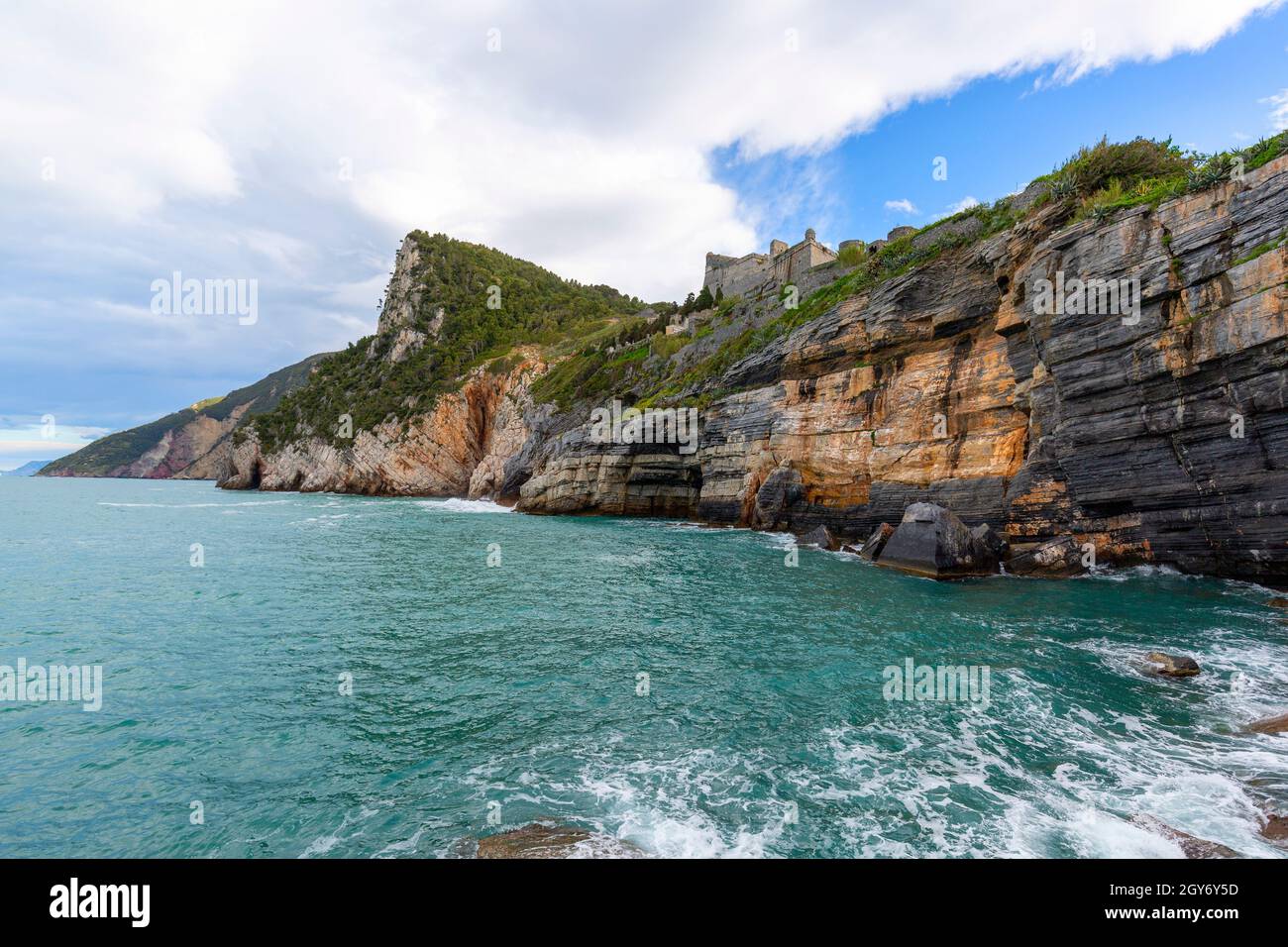 Vista sulla Grotta di Byron nella Baia dei Poeti, rovine del Castello di Doriow, Portovenere, Riviera Italiana Foto Stock