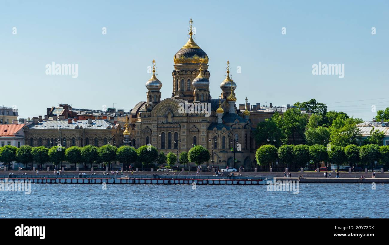 San Pietroburgo, Russia: Chiesa dell'assunzione della Beata Vergine Maria sull'argine del tenente Schmidt, isola di Vasilievsky. Foto di alta qualità Foto Stock