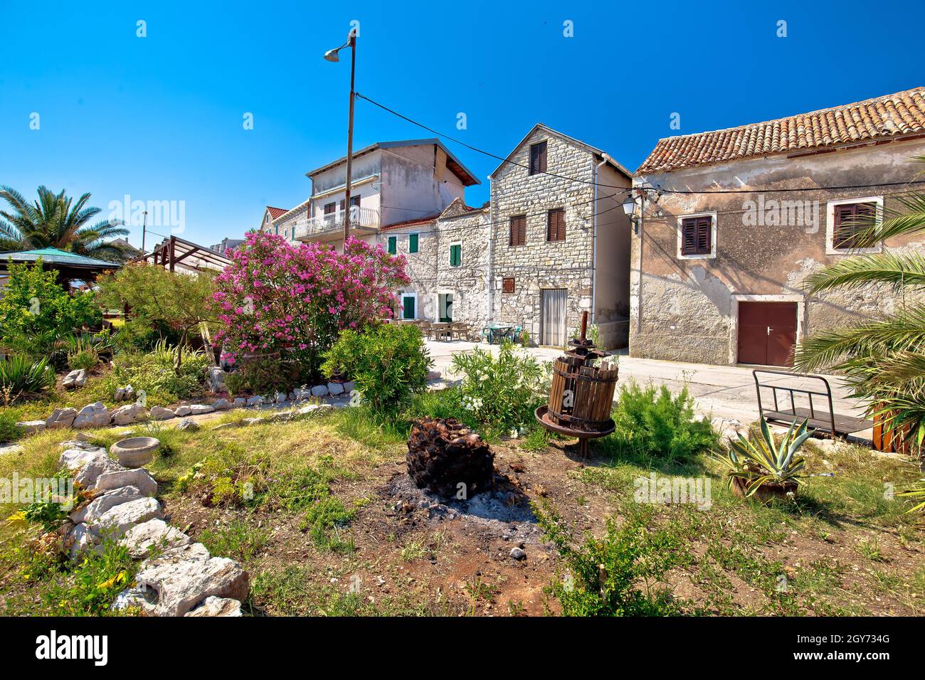 Antico villaggio di pietra nel paesaggio mediterraneo, isola di Krapanj, Dalmazia regione della Croazia Foto Stock