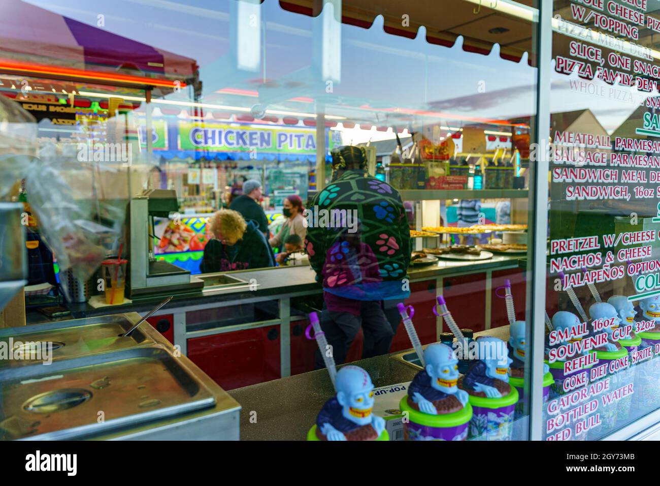 New Holland, PA, USA - 30 settembre 2021: Un lavoratore in uno stand alimentare prende un ordine alla fiera annuale della comunità di strada nella piccola comunità di Lanca Foto Stock