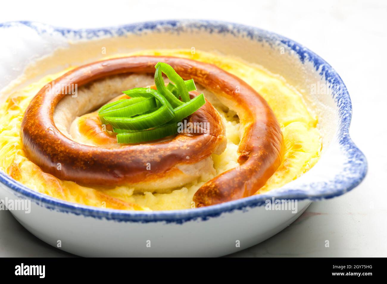 salsiccia al forno con purè di patate Foto Stock