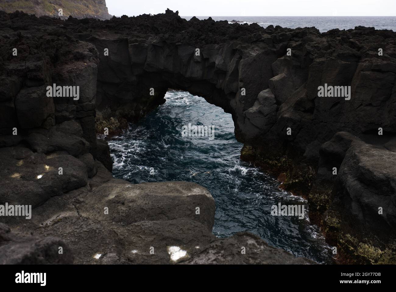 Formazioni vulcaniche di lava sulla costa di Ferraria, isola di Sao Miguel, Azzorre Foto Stock