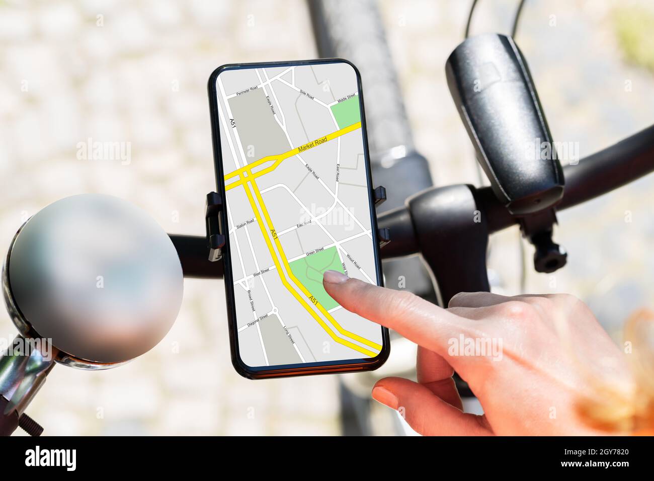 App Bicycle GPS Navigator con mappa sul telefono cellulare Foto stock -  Alamy