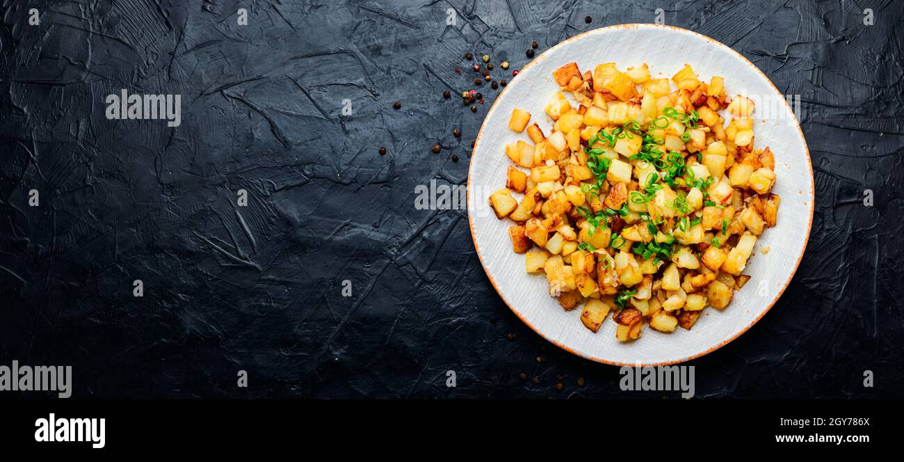 Patate fritte appetitose. Patate arrosto sul banner piatto. Lungo Foto Stock