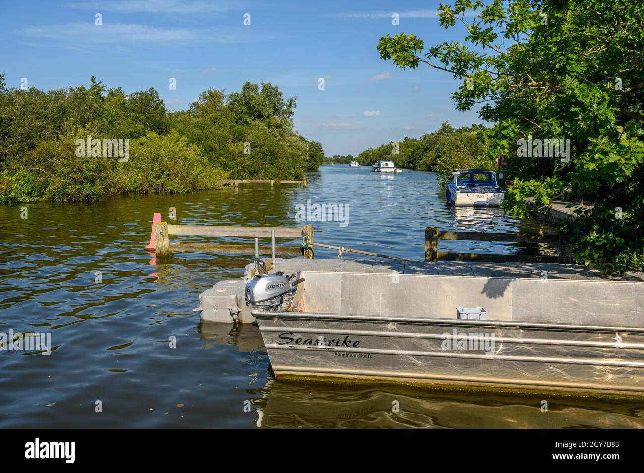 Barca ormeggiata dal Broadland Conservation Centre del Norfolk Wildlife Trust a Ranworth Broad, Norfolk, Inghilterra. Foto Stock