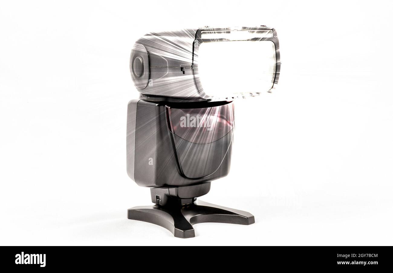 Vista obliqua di un'unità flash esterna nera senza marchio per la fotocamera DSLR durante le riprese Foto Stock