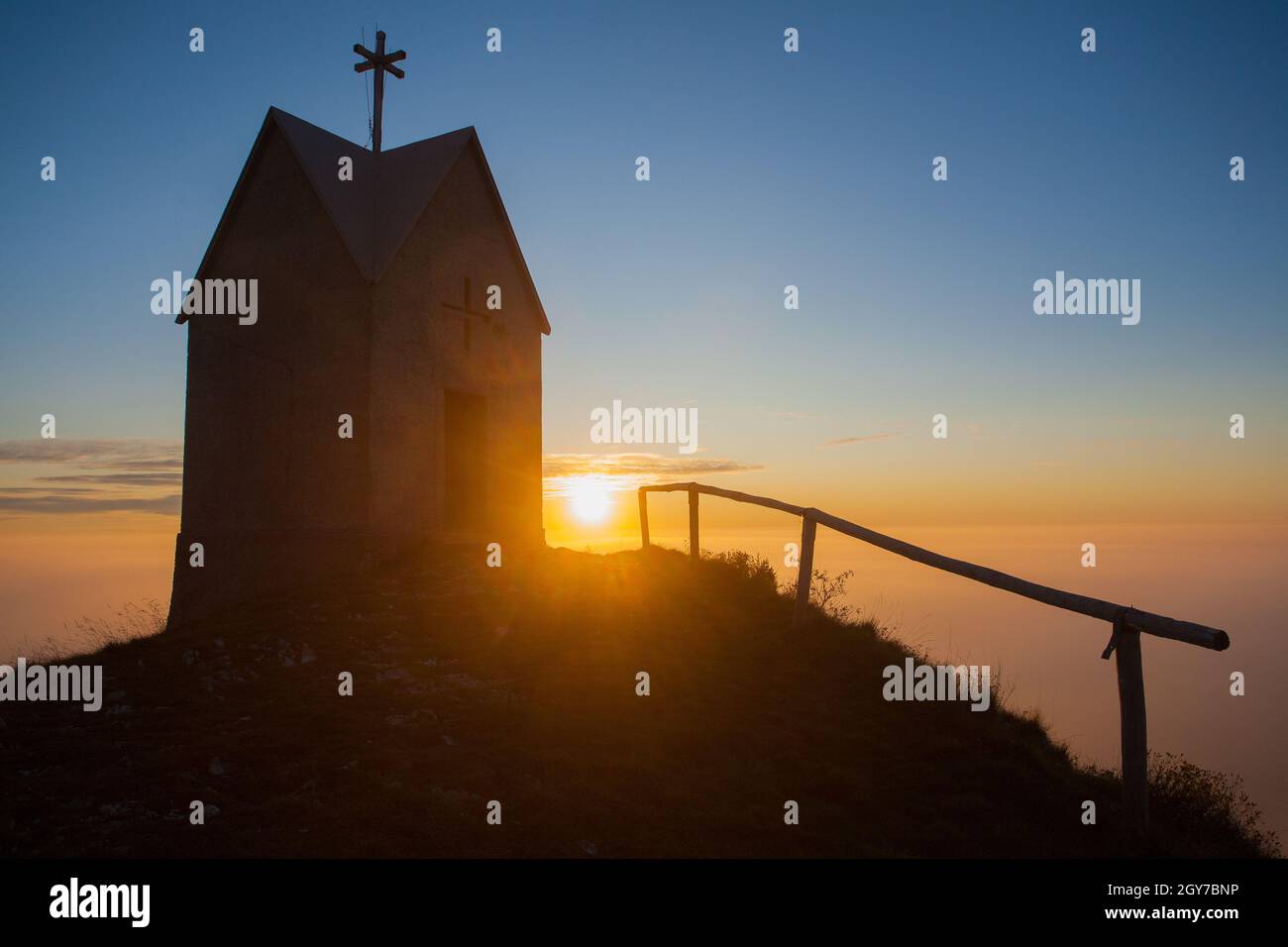 Alba alla piccola chiesa, Monte Grappa paesaggio, Italia. Alpi italiane panorama Foto Stock