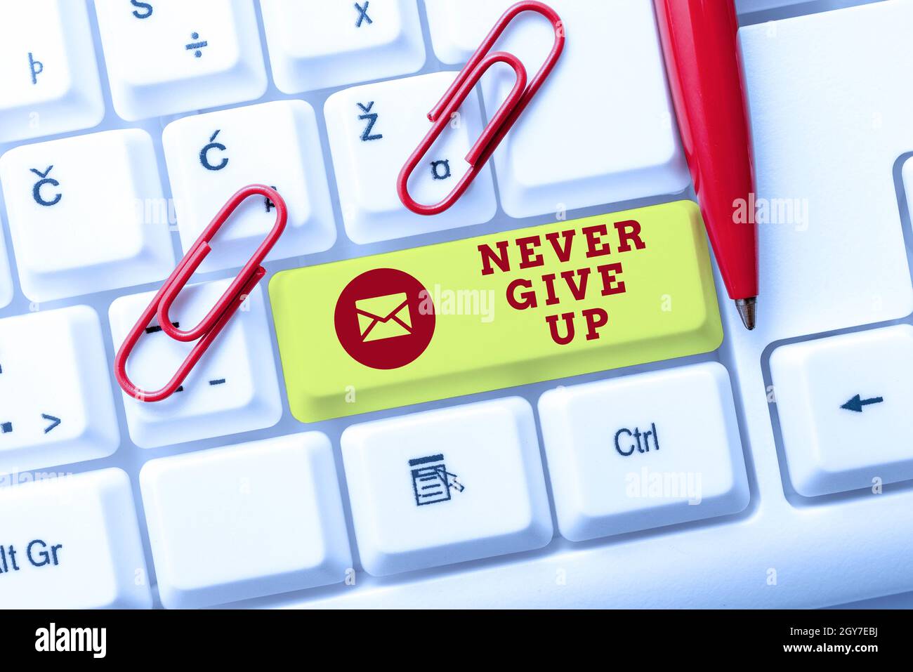 Ispirazione mostrando segno mai dare in su, parola scritta su essere persistente a continuare a cercare di migliorare la condizione digitando Online Network Protocols, Crea Foto Stock
