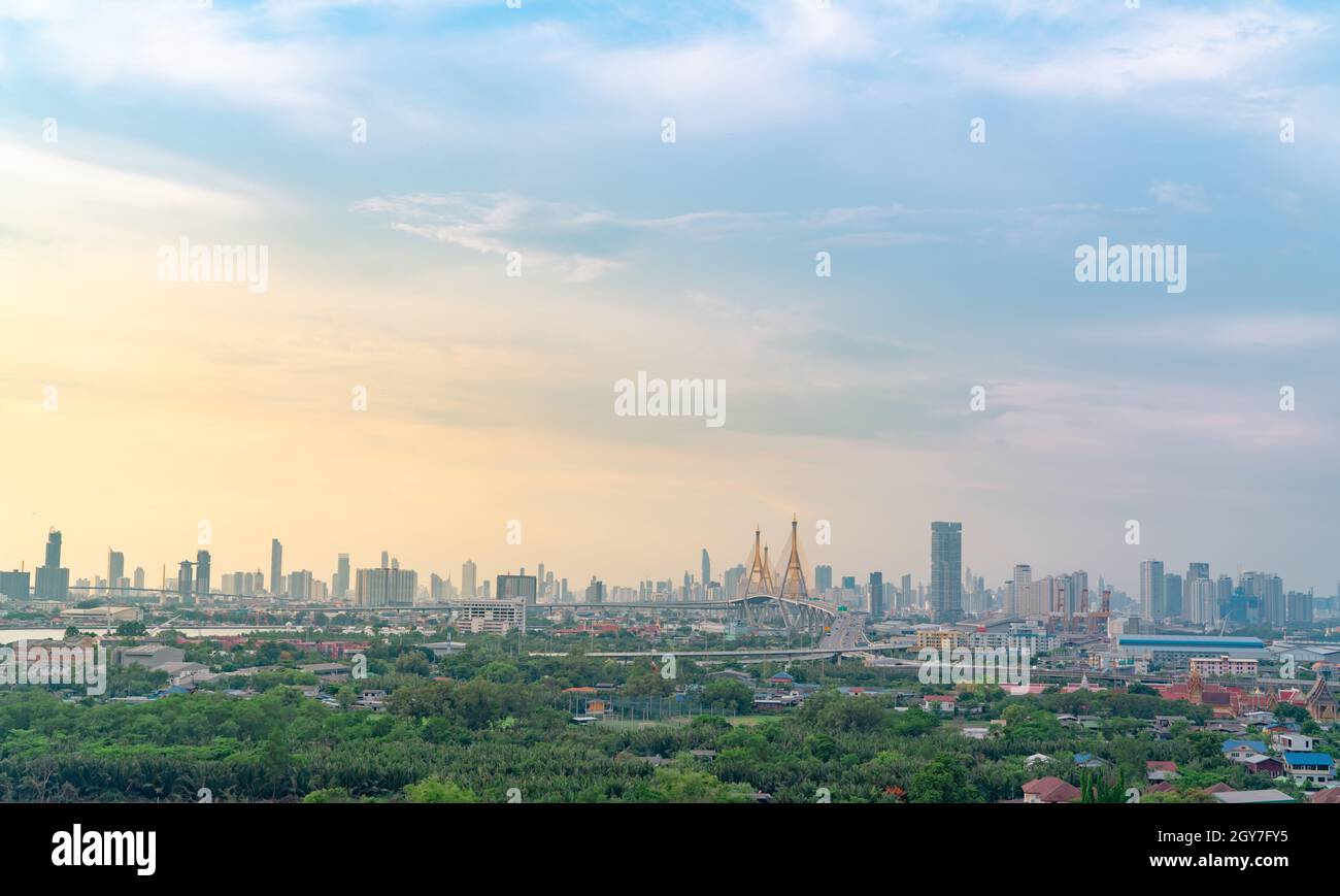 Paesaggio urbano di un edificio moderno con autostrada e comunità a Bangkok. Guida in auto su un ponte sopraelevato. Edificio con grattacieli. Alberi verdi in città. Ossigeno f Foto Stock
