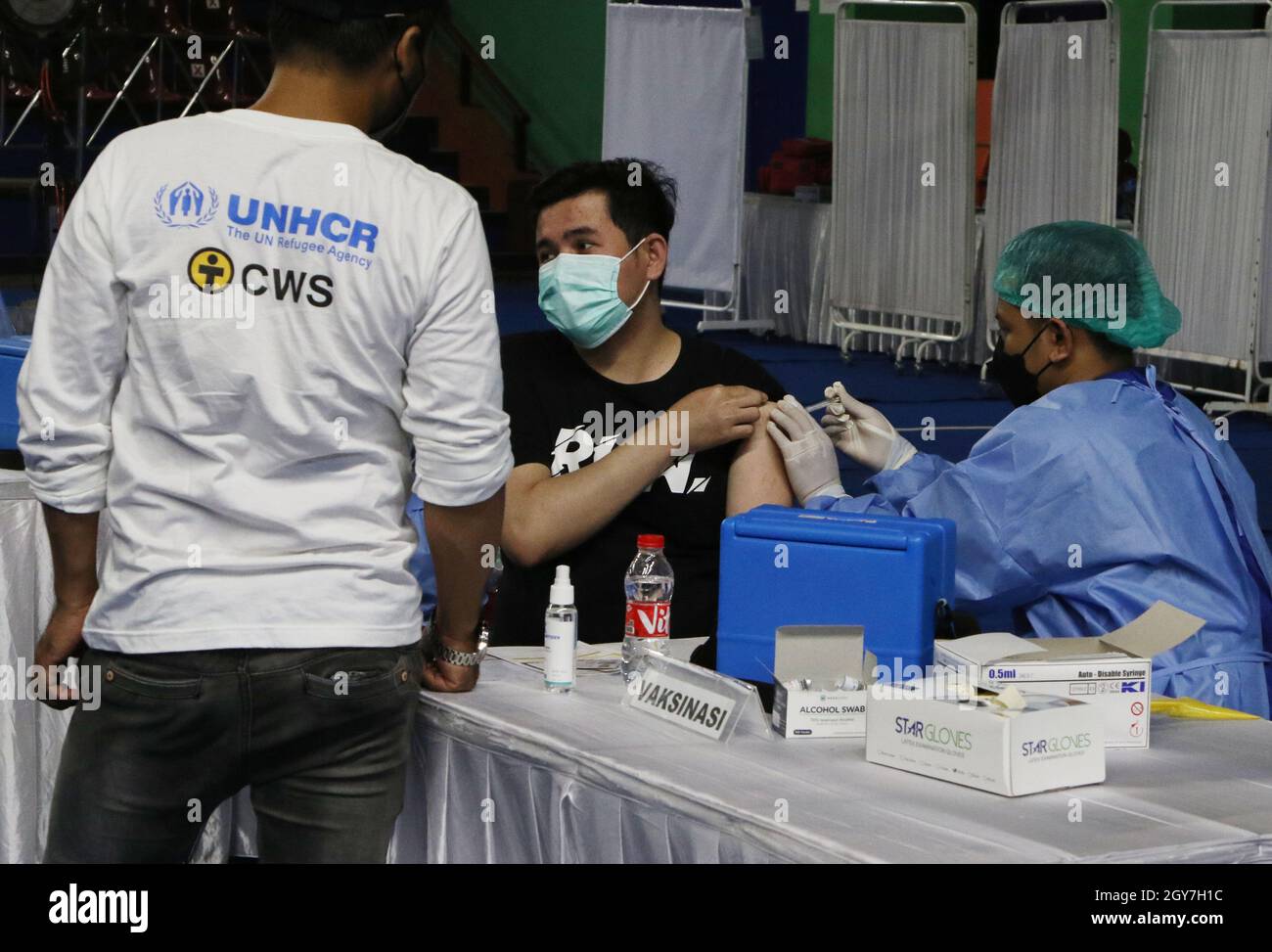 Bulungan, Jakarta, Indonesia. 7 ottobre 2021. BULUNGAN - GIACARTA, 7 OTTOBRE : il governo di Giacarta ha organizzato una vaccinazione per rifugiati nazionali stranieri e richiedenti asilo presso il Centro sportivo di Bulungan, Jakarta, il 7 ottobre 2021. Il tipo di vaccino Sinopharm fornito dai rifugiati cittadini stranieri (WNA) e dai richiedenti asilo che vivono nelle aree di Jakarta, Bogor, Depok, Tangerang e Bekasi partecipa alla vaccinazione COVID-19 allo scopo di ridurre la diffusione del virus. Dasril Roszandi. (Credit Image: © Dasril Roszandi/ZUMA Press Wire) Foto Stock